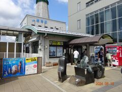 駐車場を行き過ぎて、境港駅にやってきた。
写真右下に「水木しげる執筆中」の銅像がある。記念写真を撮る人が多数いたので、あとで撮ろうと思って忘れてた（汗）