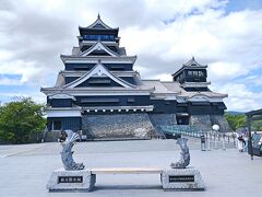 闇り通路を抜けると、大天守と小天守が見える天守前広場に出ました！
熊本城は望楼型天守という形式だそうで、清正時代に建てられた大天守と、息子の忠広時代に建てられた小天守が続櫓でつながった形をしてます。

お城には詳しくないのですが、この大天守は反りのある大きな三角形が際立つ屋根の形が格好いいんだそうです。そういえば、清正公をご祭神とする加藤神社の境内から見える熊本城の大天守と小天守の並び立つアングルが素敵で、ぜひ見たかったのですが、時間がなくて断念(=_=;)

広場には鯱鉾が一対並べられ、記念写真が撮影できるようになっていました。