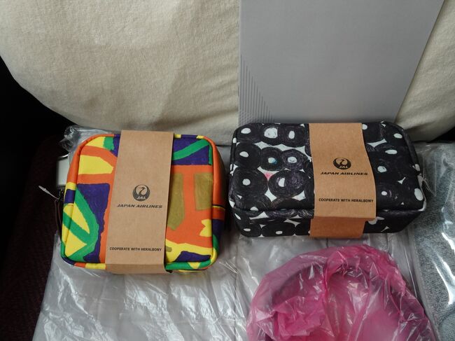 ＪＡＬさんの「アメニティポーチ」♪。<br /><br />ｓｕｋｅｃｏ夫とは違うポーチだったので、ｓｕｋｅｃｏがもらっておきます（笑）。