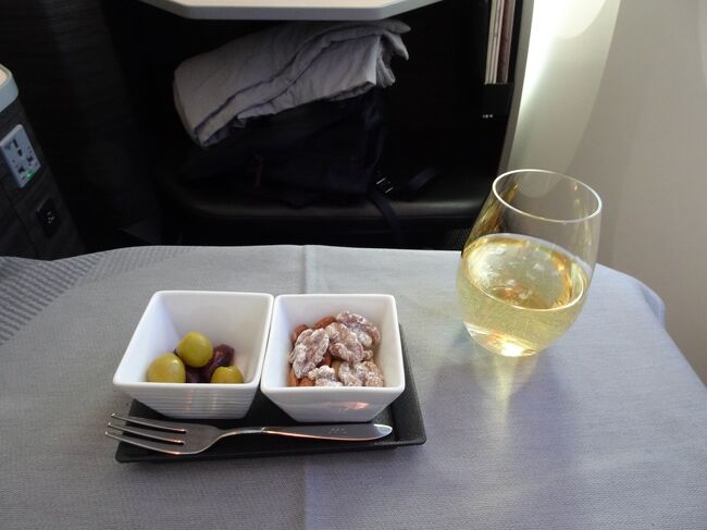 シャンパンの「デュヴァル ルロワ ブリュット レゼルヴ ＮＶ」とおつまみ♪。