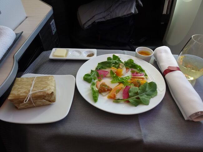 ｓｕｋｅｃｏは珍しく洋食をチョイス。<br /><br />「オードブル」。<br /><br />雲丹と鮑のサマーサラダ<br />パプリカサワークリームとマンゴードレッシング<br /><br />でも、ご飯が食べたくて。。。<br />ご飯に変更してもらっちゃった！。<br />ありがとうございます！！。