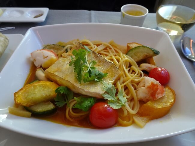 ｓｕｋｅｃｏの「メイン」。<br /><br />甘鯛、イセエビ、ムール貝の南仏風<br />リングイーネを添えて<br /><br />イセエビって見ちゃうと、食べたくなっちゃうんですよねー。<br />美味しい～。