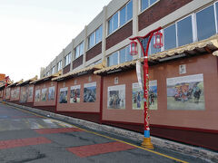 三国志壁面通りに面した学校の壁には、三国志の場面が描かれている。