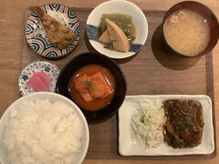 札幌に戻りおなかが空いたから
軽く食事
大衆食堂　Beeにて
駅に直結しているから便利