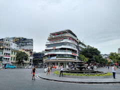 おはようございます。
2日目の朝です。

朝食を買いに行くのですが、その前にホアンキエム湖周辺を散歩します。
ここは、有名な交差点にあるホーグオムプラザビルです。

個性的な形のビルなので、ランドマークにすると良いですね。