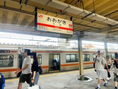 参戦予定だったライブは中止になってしまったので、特に急いで行く予定が無くなってしまったから、名古屋までは鈍行列車で移動します。　途中、米原と大垣で乗り継ぎました。