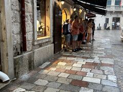 どひゃ～っスコールだわあ。
しかも30分以上は続いて、お土産屋さんで雨宿りさせていただいたものの、これは城壁など登っている時間ないかも(-_-;)