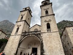 通りがかりに聖トリプン大聖堂。
なんと1166年に建てられたもの！