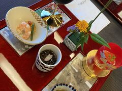 夕食はアネックス、和食「生簀割烹海幸」で。

夏休みのハイシーズンの終わりとともに、
平日ビュッフェは開催なしなので、
懐石料理となります。

姫たちは生簀にくぎ付け。(*^-^*)