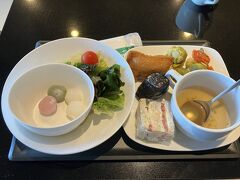 飛行機搭乗前に腹ごしらえです。
この度はシンガポール航空のため、ANAラウンジで食事を頂きます。
4年ぶりですが、メニューはだいたい以前と変わらず。麺類がオンラインオーダーになっているのは新しいかな。
デザートが写真にある大福と、杏仁豆腐だけなのが寂しいな、と思っていたら、同じことをスタッフさんに言っている方がおりました。昔はチョコあった気もしますが、あまり私の記憶はアテにならない…

スープ、おにぎり、お稲荷美味しかったです！