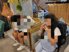 タクシーで20分ほどで、この旅行でお世話になるアドラホテルに到着。ベンタイン市場の近くです。チェックインの間、青色の液体(たぶんハス茶)をもらいとまどいながらも飲むお子達。
中級以下のホテルだけど、綺麗でスタッフも親切。トラブルが2回くらい発生して解決してもらいましたが、チップは受け取ってもらえませんでした。

