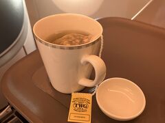 飛行機に乗り、離陸前の飲み物はTWG のカモミールティーにしました。アルコール飲めないのと、ラウンジでコーヒー飲みすぎたので、この選択となりました。
香りも味も大満足です。