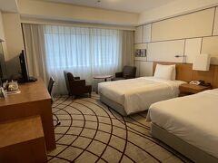 さて、次は9/1のクラウンプラザ。
9/3の火曜日に仕事が入っている関係で休日返上になってしまうことから、日曜日ですが、仕事を少し早めに切り上げさせてもらって、チェックイン。
台風で新幹線が止まったりしたおかげか、最近見ない12600円(SFC料金）というこれまた破格値での宿泊。