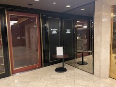 荷物を置いたら、まずはクラブラウンジ。
仕事が終わってから来たので、もう１６：５０。
アフタヌーンティー(15時から17時）に間に合うでしょうか。