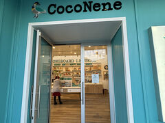 Kings' Shopsに出来ていたCocoNene。色々なパーツを組み合わせてハワイらしいオブジェ、写真盾をデコレーションできます。