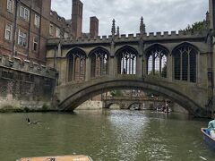 この美しい溜息の橋は、ケム川の両岸に建つセントジョンズカレッジを結ぶ橋です。