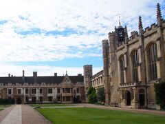 ボートを降りて、カレッジ街を散策します。
6名の英国首相と30名のノーベル賞受賞者を輩出しているトリニティカレッジ
チャールズ国王も入学されたすごい大学です！


