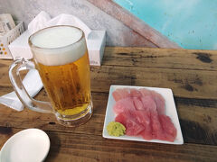 牧志の川かみ鮮魚店魚坊へ。
17時に到着。カウンターが2席ほどのみ空いていて着席。
センベロセット（ドリンク3杯、まぐろ刺身＋料理1品）
と素晴らしい内容。
センベロセット追加したときにもう一皿マグロの刺身が
きた。