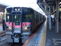 今回も、新車のうららです。
さすがに国鉄色は朝のラッシュ時くらいのようで。

～こちらの写真は今年２月撮影のもので、２番線。
今回は、１番線に入ってきました。