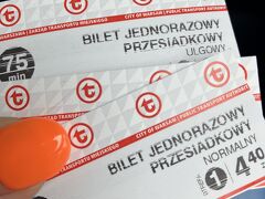 ワルシャワ、空港からバスで4.4PLN(約170円)で市内出られるのありがたいな。クレカタッチはできないけど、券売機はクレカOKでキャッシュレス。7-16歳の子供は半額みたい。75分有効。ワルシャワは2回目だけど、あまり覚えていない。子供達は初。