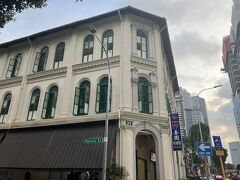 翌日、朝食は少し歩いて喜園珈琲店に行きました。
ホテル出て、ラッフルズホテル前を通過した次の交差点渡ると直ぐに見えます。
8時前には着きましたが、旅行者や地元の方で既に列ができておりました。

ホテルの地下や駅前にも飲食店沢山あるのですが、朝営業店は限られており、朝やっていても8時からの所が多いので、7:30から営業のこちらはありがたいです。