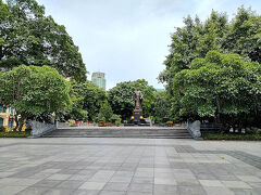 郵便局の隣、リータイトー公園にやってきました。

ベトナムの英雄の一人です。
