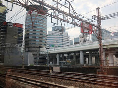 尼崎駅を発車し大阪駅手前で、珍しい景色を撮影しました。TKPゲートタワービルの5 ～7階部にある開口部です。阪神高速11号池田線の梅田ICで、池田方面からの流出ランプは全国的にも珍しいビルの中を突き抜ける構造です。
