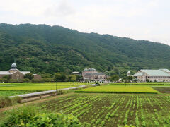 安土駅を過ぎると右車窓に安土文芸の郷公園が見えてきました。この公園内には安土城天主信長の館というミュージアムがあり、天主の最上部の5、6階部分が原寸大に復元展示されていて、その豪華金襴さには驚かされたものでした。