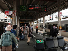 10時55分、米原駅に到着しました。私が乗車していた4号車を含む後ろ8両は米原止まりでこの駅で切り離され、前4両がこの後近江塩津駅に向かいます。乗車されている方は少ないと思っていましたが12両あるので、そこそこの乗客数でした。私はこの駅で大垣駅行きの普通列車に乗換えます。

米原駅は、JR西日本とJR東海の境界駅で、両社の共同使用駅になるそうです。在来線構内はJR西日本、新幹線構内はJR東海の管轄です。 ちなみに、東海道･山陽･九州新幹線の品川駅、豊橋駅、米原駅、川内駅は新幹線の駅としては珍しい地上にホームがある駅だそうです。&#160;
