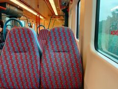 「コインブラＢ」駅で普通電車に乗り換え
乗り継ぎ時間が少なくて、次のホームがわからず慌てました（みんな乗り換えだろうから付いていけばいいと思ったら、そうでも無かった）。

若い子に聞くと「それは向こうのホーム！線路に降りて渡って！」と英語で教えてくれた（助かった）。
ありがとー！と普通電車に飛び乗りました