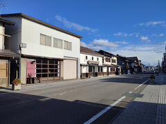 観光スポットのふれあい通りに人は歩いていません（私以外）。
地方都市あるある、人口減少→公共機関がなくなる→地元民は乗用車を利用→車がやたら多い。

喜多方で検索すると「ラーメン、酒、蔵」。

ラーメンは、高校生のころからずーっとダイエットしているので、中学生以来、食べていません（塩分と油と炭水化物じゃん、らーめんなんて）。

お酒は、2，3年前から、飲むと頭痛に襲われるようになり、飲まなくなりました。

蔵は、もういいかげん見飽きました。