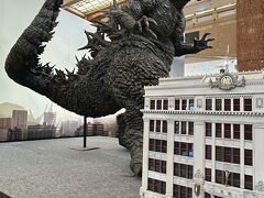ゴジラ像と