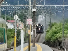 次の新高徳駅で「SLとの待ち合わせで4分停車します」とのこと。

知らなかったので、これ幸いにと写真撮影。

本来は、往路でSL大樹に乗ろうと調べたのですが、10時台の新藤原発の列車がなくなっていたので、会津田島までつなぐことができず、諦めていたのでした。
