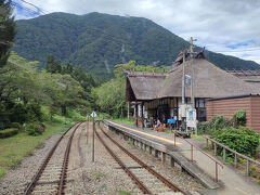 途中、藁ぶき屋根の湯野上温泉駅や、猫駅長がいる芦ノ牧温泉駅などを通過。
