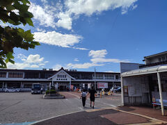 会津若松駅。
右手は、あかべえやハイカラさんの周遊バスのチケットが買える窓口。