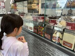 1枚はGPOフードコート外のコールドストーンクリーマリーで、ワッフルボウルのラビット（Love it）サイズとジュースに交換してもらいました。
バニラ味に、m&mを混ぜてもらいました。（ドリンクの選択肢はなく、缶のファンタオレンジでした。）

ストーンの上で混ぜ混ぜした後、アイスを放り投げてもう1人がワッフルボウルでキャッチ、というパフォーマンスを見せてくれました。

で、娘が受け取った直後に床に落とした！うわーまじかー！
オロオロしながらとりあえず拾ったら店員さんが「そこのごみ箱に入れちゃって」というので、泣く泣く一口も食べてないアイスを丸ごと捨てました。

そしたらいつの間にか新しいアイスを用意してくれたらしく、どうぞ！って新品に交換してくれました！女神～！一生推す～！（その節はほんとすみませんでした。）
