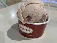 もう1枚のチケットは、2Fのハーゲンダッツで2スクープに交換。
クッキー&クリームと、ストロベリー味。クーポン使ったので払ってないけど、買ったら$11ドルみたいです。1,600円。ひえー
