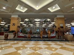 エントランスにはいるとさっそく

【最後の雨が降るとき】ロケ地巡り⑥ナルワンホテル

日本人ツアーグループの宿泊先
ティエンディらがツアーガイドを務めた場所

リンク先↓
https://www.instagram.com/p/CXz6urFMQnG/
