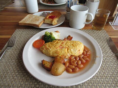 今朝もゆっくと朝食をいただきます。毎回豆を炒って抽出するコーヒーマシーンなので、香り良くて美味しいコーヒーが飲めます。時間がかかるのが難点ですが、そこは優雅な気分で待ちます。