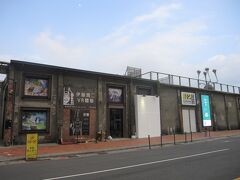 貸切バスは、駁二芸術特区の駁二倉庫前に到着。
ここで一同下車します。
なお、駁二倉庫ではアニメ「葬送のフリーレン」の絵画展が開かれていました。