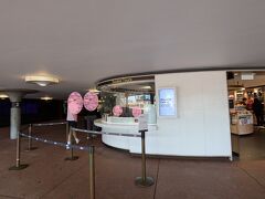 １０：３０
オペラハウスのLower Concourse Lvel（バーとかある階段を下りたところ）にあるウェルカムセンターへやってきました。予約していたオペラハウスの館内ツアーのチケットを引き換えました。AUD30.00くらい