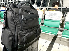 【スワンナプーム国際空港からZIPAIRで日本へ】

さて、この瞬間は満腹となり、搭乗時間が近づいて来たので、搭乗口へ向かう...

ビジネスマン時代から使い込んでいる草臥れてしまったカバン達をぼんやりと眺めながら「君たちとも、もう10年以上の付き合いになったなぁぁ...」と、語り掛けたり...