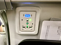 【スワンナプーム国際空港からZIPAIRで日本へ】

肝心の「エア・ジャパン」自身は就航当初から、やらかしてばかり...本当にやる気あんのかよぉ～!?という状況...

在タイの日本人らだけでなく、日本好き／日本というブランドを信頼して贔屓にしてくれていたタイ人でさえ、噂が噂を呼び、「エア・ジャパ」は、できるだけ避けよう（そうでなくても、本数が少ないのと、出発時間が遅過ぎる事だけでも不利な状況なのに）みたいな感じになってきた...（それでまた客を呼び込む為に、価格フェアをしているのだから...なんだかなぁ...経営としてはヤバイ方向、負のスパイラルだよね...これって...）

「機体／機材」は綺麗で素晴らしいのに、オペレーション／ソフトの部分がダメダメで酷く、今後、これ以上（話題になる程の事を再び）やらかしたら、本当に顧客に愛想尽かされてしまうのでは...と言う状況を経営陣は本当に理解してんのか...と問いたい。