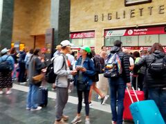 ▽サンタ・マリア・ノヴェラ駅 Firenze S.M.Novella

サンタ・マリア・ノヴェラ駅は旅行者たちでごった返している。