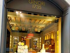 《ジノリ本店 Ginori 1735 Firenze Flagship》

ジノリ本店に先日来た時は日曜だったので生憎の休みだった。
間口はそれほど広くはないが、奥行がもの凄く深くまであった。
店内はショップというより、ミュージアムのような雰囲気。