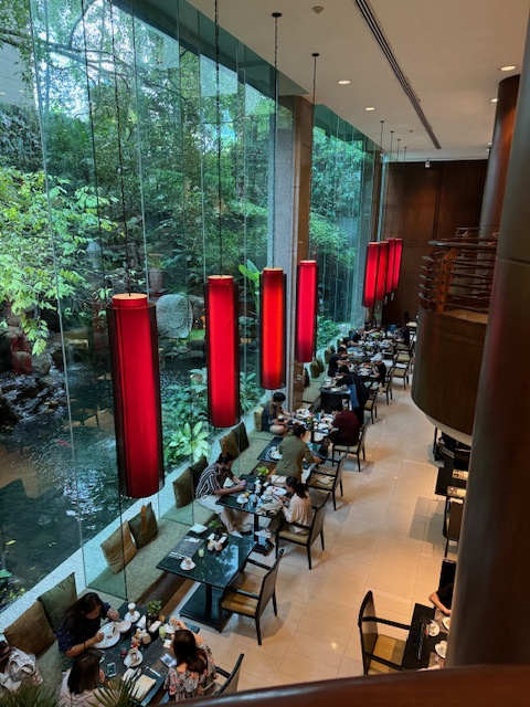 今朝もホテルの朝食ブッフェ。<br />窓が大きく開放的な空間です。