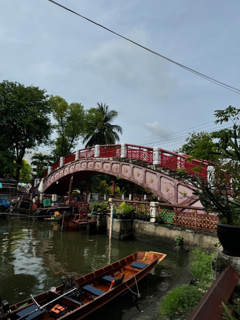 MRTバンパイ駅から15分ほど路地を歩いて、こんな橋を渡ってしばらくすると、