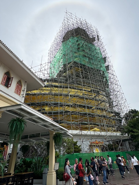 到着。<br />やっぱり工事中でした…残念?<br />しかし高さ69ｍとかなりデカい。<br />どうやらタイで2番目、バンコクでは一番高い仏像らしい。