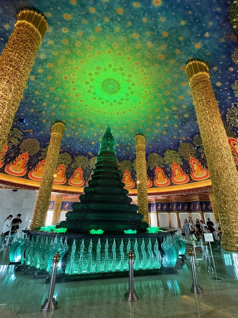 こちら、仏塔と天井に描かれた仏画！<br />幻想的かつ神秘的な空間。