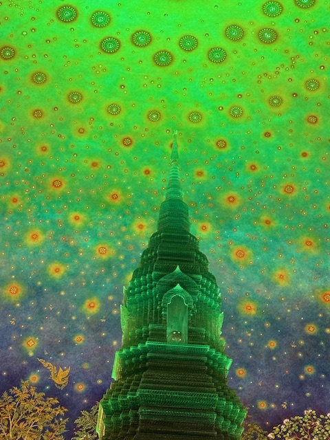 エメラルドに輝く仏塔の上部を見ると…